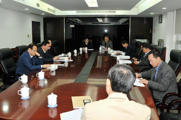 省住房城鄉(xiāng)建設(shè)廳黨組書記顧小平主持召開廳黨組會議，專題學(xué)習(xí)黨的十八屆六中全會精神